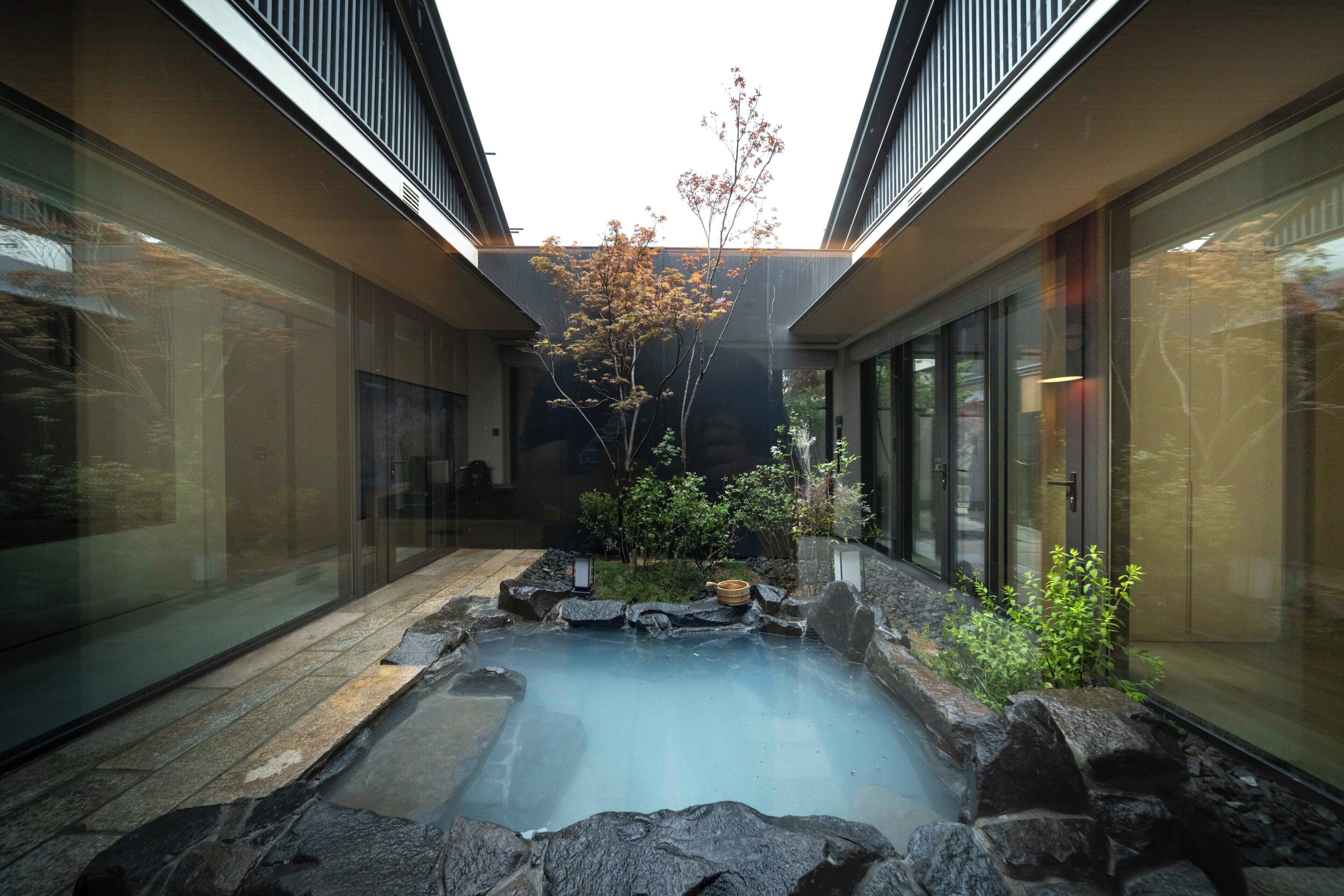 Suite de lujo, 2 habitaciones, no se aceptan mascotas, vista al patio | Vista al patio