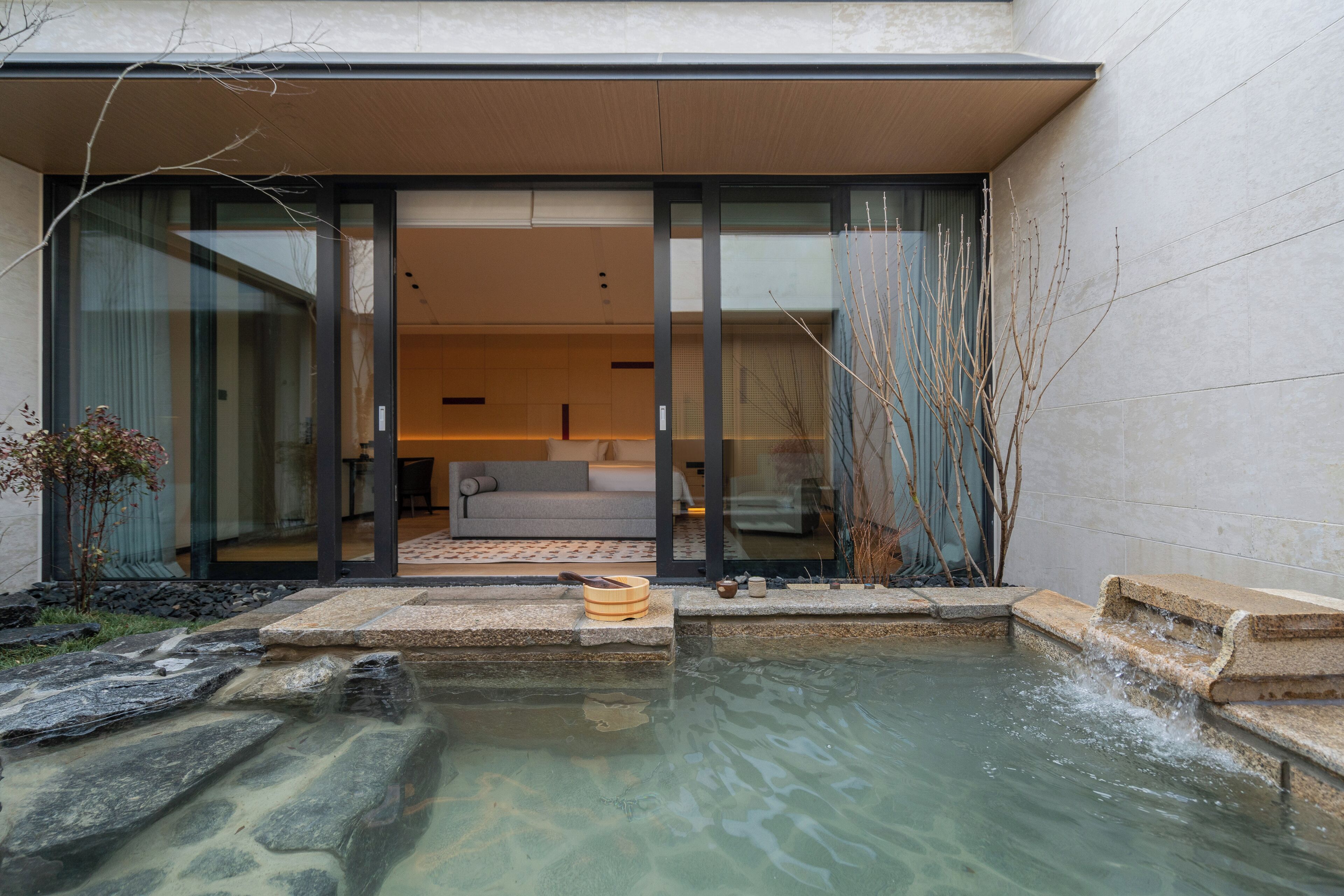 إطلالة على الفناء