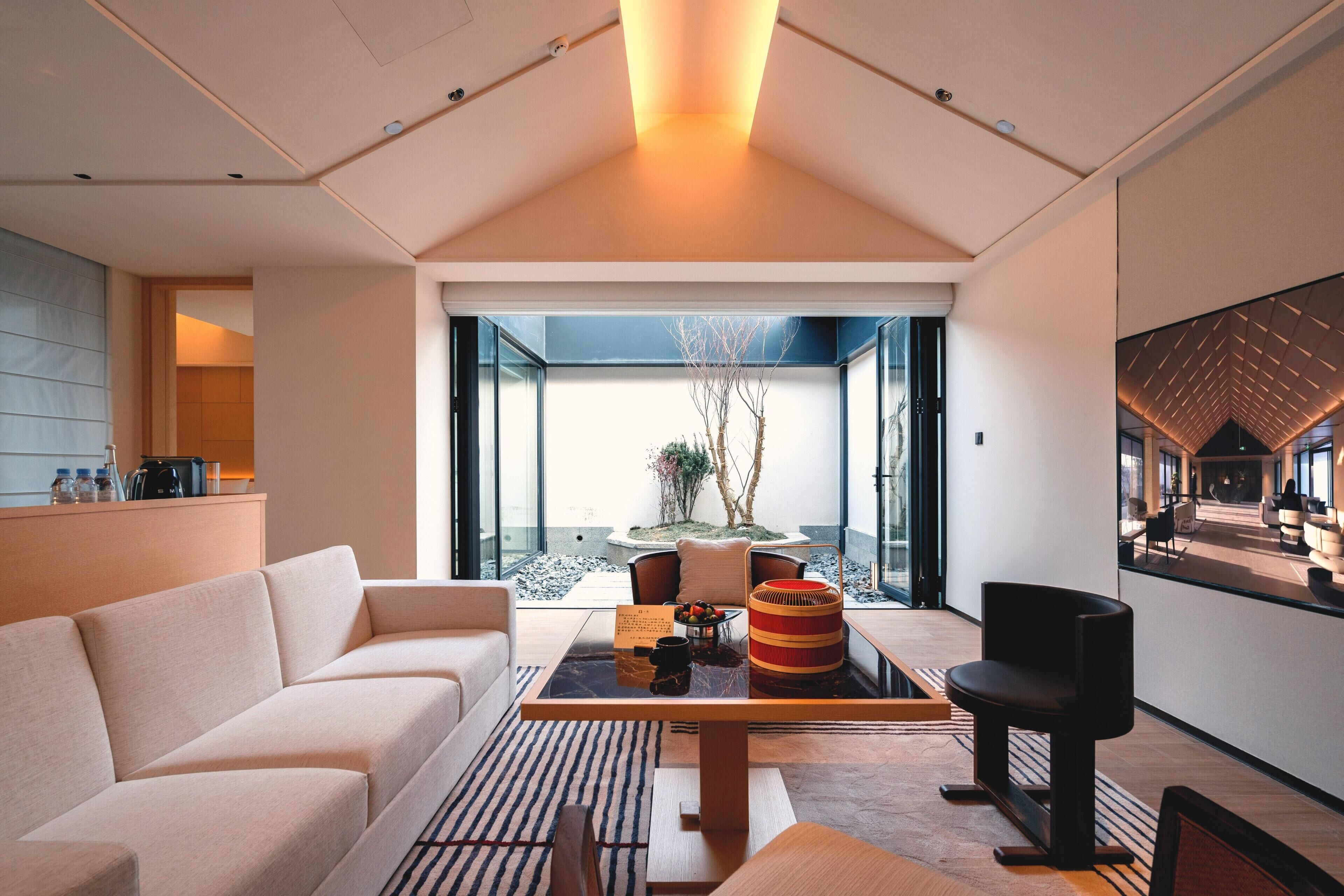Presidential Suite, 2 Bedrooms, Pets not allowed, Courtyard View