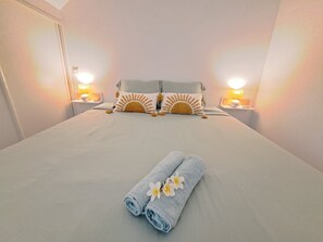 Tabla de planchar con plancha, internet y ropa de cama 