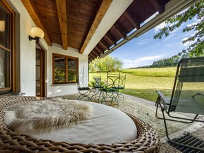 Une pièce avec un lit, une fenêtre, une chaise et une table.