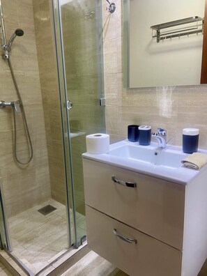 Sèche-cheveux, bidet, serviettes fournies, savon