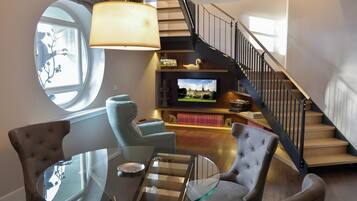 Standard-Studiosuite | Zimmersafe, Schreibtisch, laptopgeeigneter Arbeitsplatz