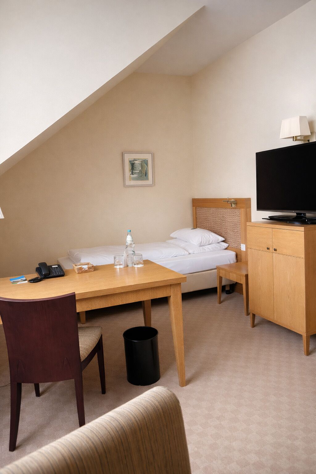 Kahden hengen standard-huone (kaksi sänkyä) | Tallelokero huoneessa, työpöytä