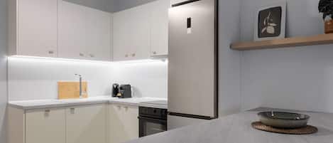 Fridge, oven, stovetop, dishwasher