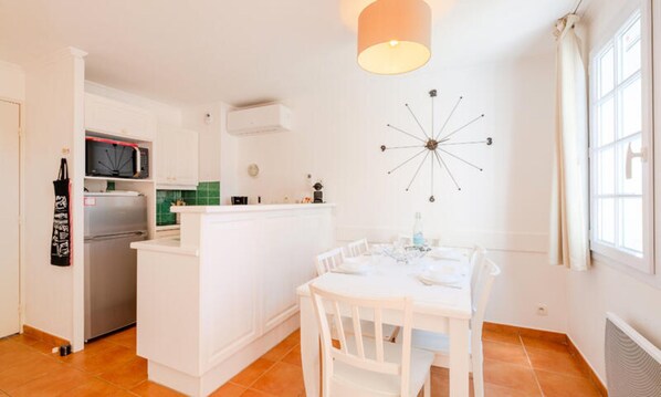 Dining - Apartment in Dramont Near Beaches & Casino (Saint-Raphael)