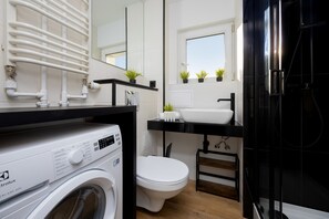 Ducha, secador de pelo y toallas