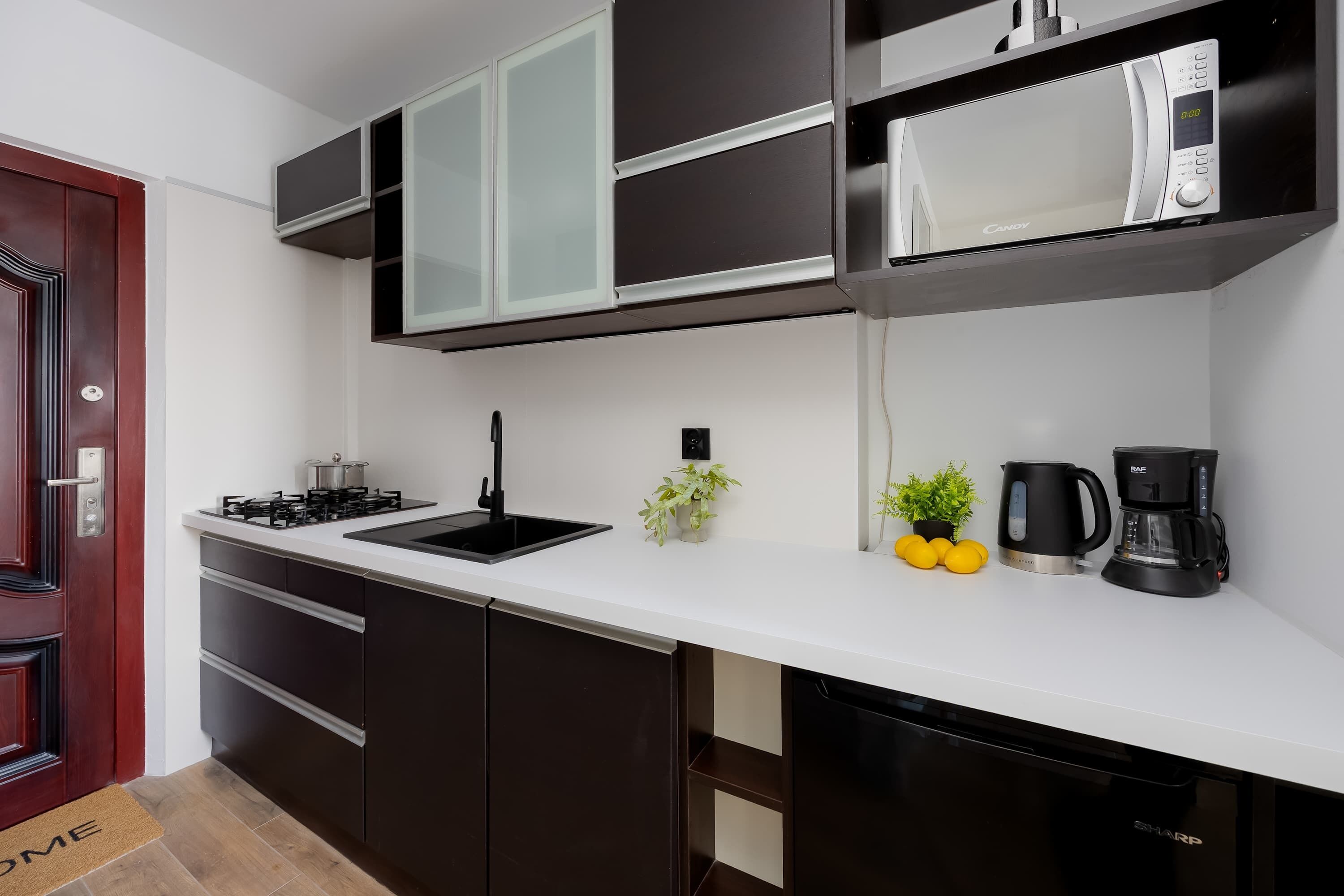 Een koelkast, een kookplaat, een koffiezetapparaat/waterkoker