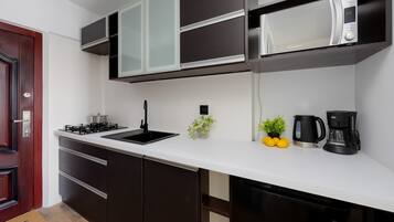 Een koelkast, een kookplaat, een koffiezetapparaat/waterkoker