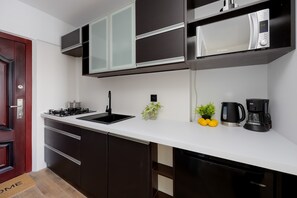 Réfrigérateur, plaque de cuisson, cafetière/bouilloire