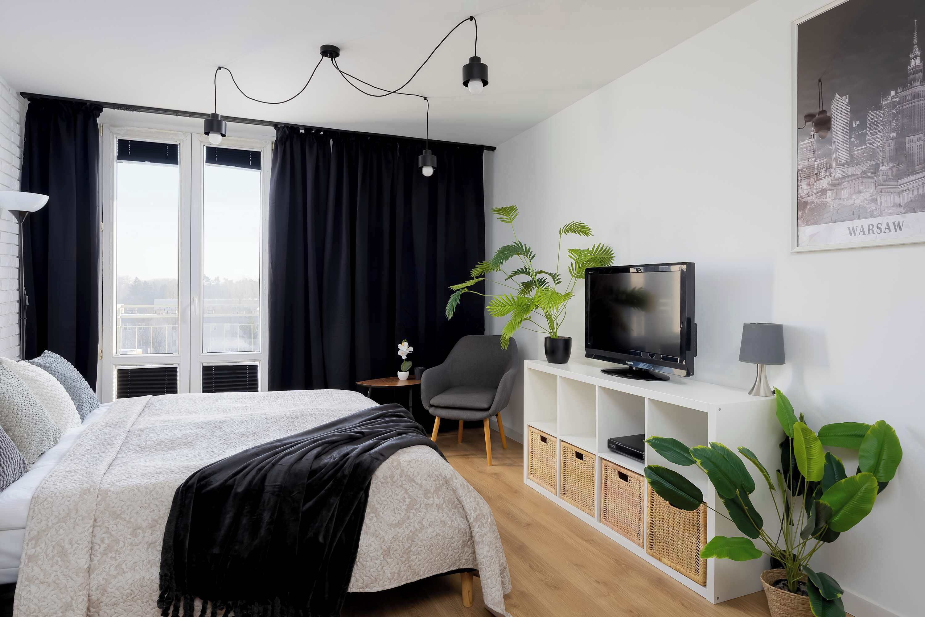 Tabla de planchar con plancha, wifi, ropa de cama