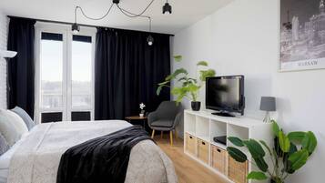 Tabla de planchar con plancha, wifi, ropa de cama