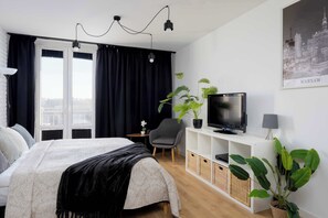 Tabla de planchar con plancha, wifi, ropa de cama