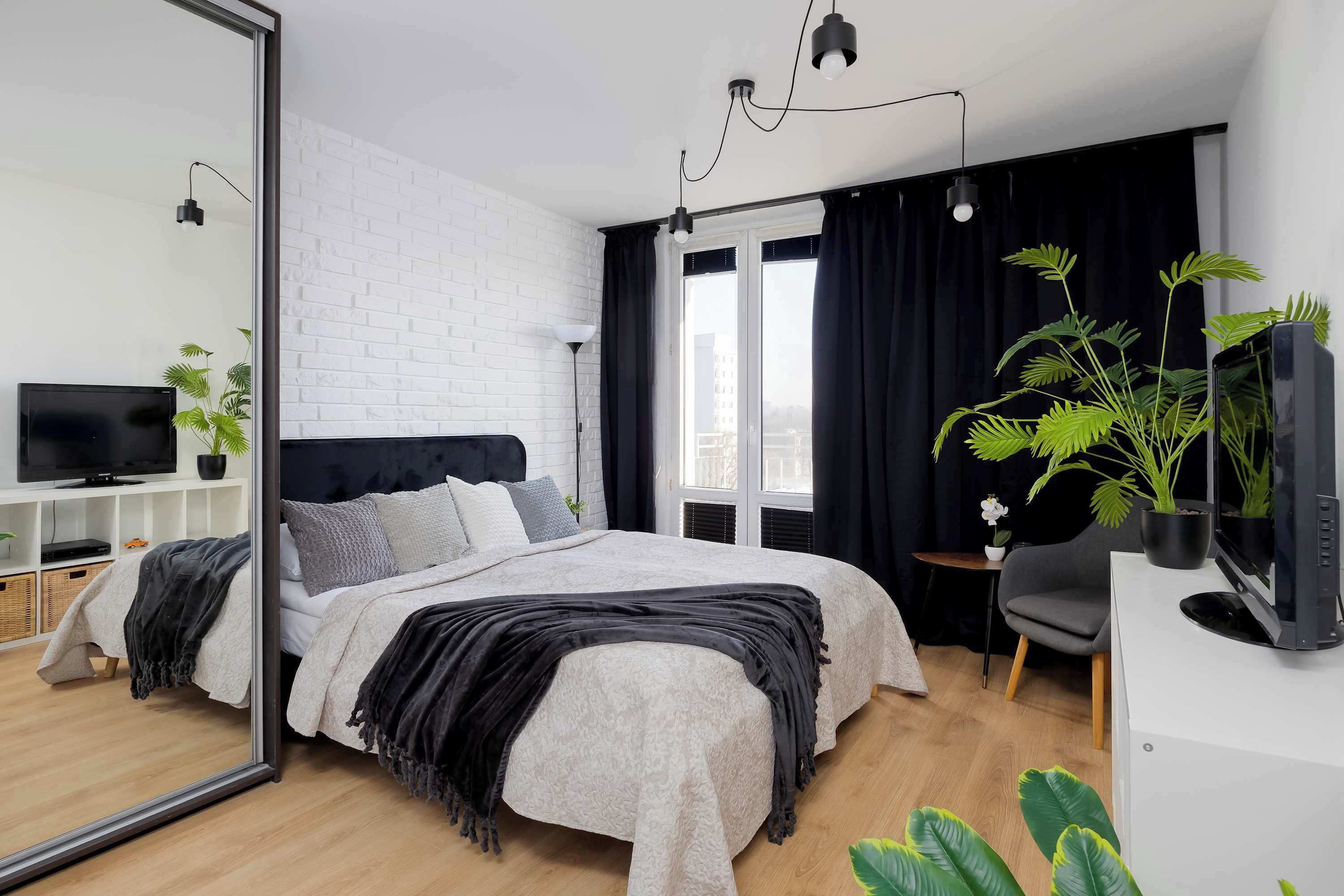 Tabla de planchar con plancha, wifi, ropa de cama