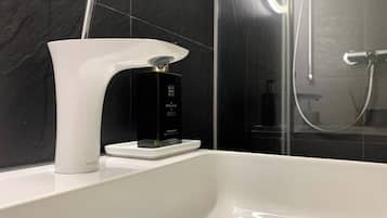 Room, 1 Bedroom, Balcony | Bathroom