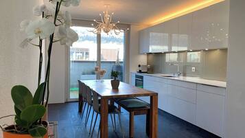 Room, 1 Bedroom, Balcony | Dining room