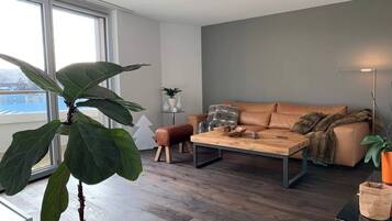 Zimmer, 1 Schlafzimmer, Balkon | Wohnzimmer