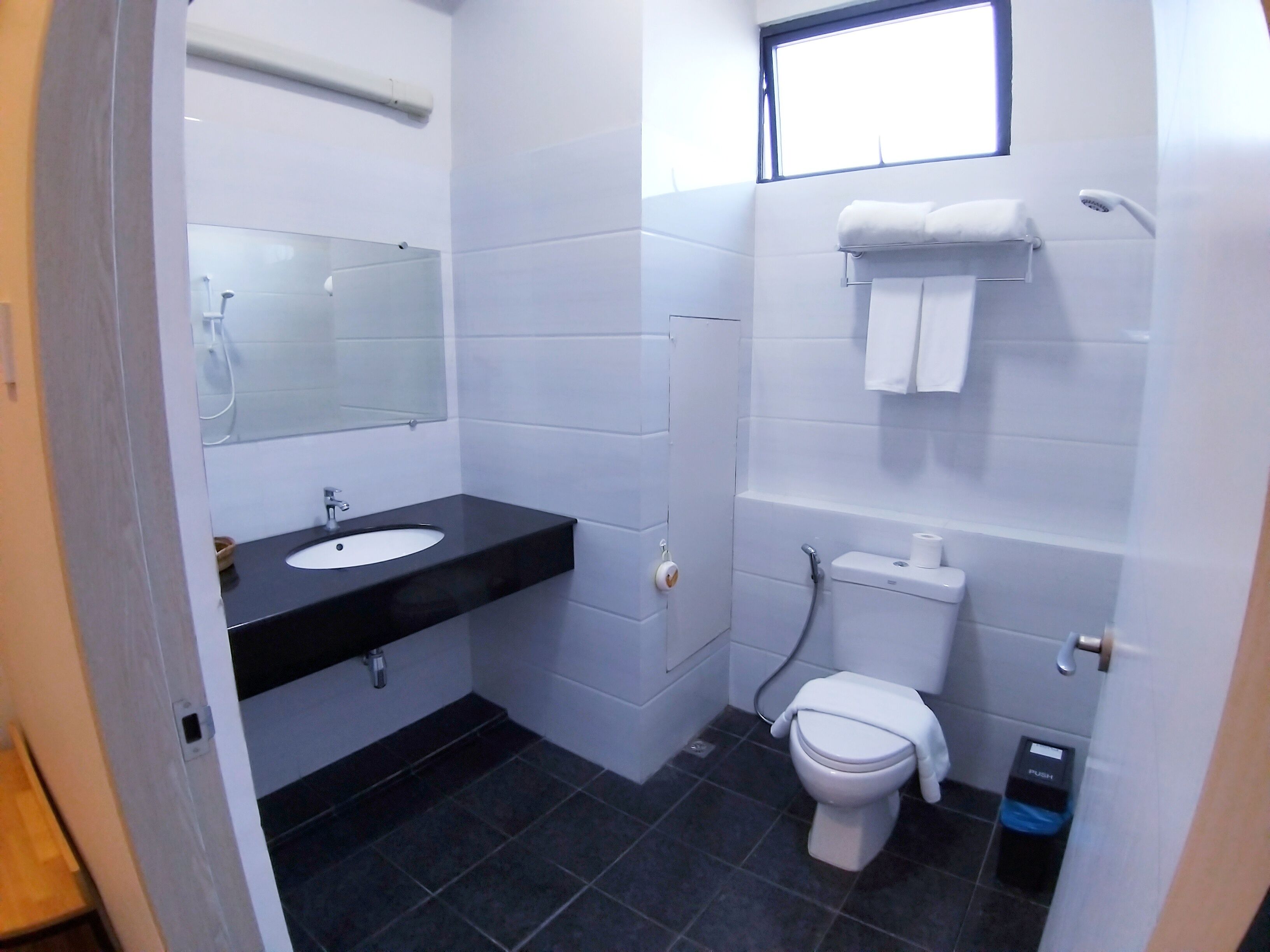 Enkeltrom – superior, byutsikt | Bad | Tøfler