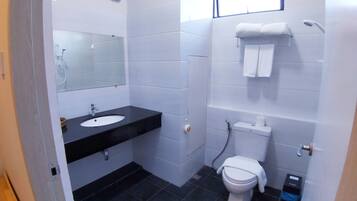 Enkeltrom – superior, byutsikt | Bad | Tøfler