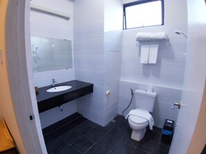 Enkeltrom – superior, byutsikt | Bad | Tøfler