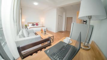 Habitación doble Deluxe, balcón, vista a la ciudad | Caja de seguridad en la habitación y wifi gratis