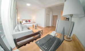 ห้องดีลักซ์ดับเบิล, ระเบียง, วิวเมือง | ตู้นิรภัยใ นห้องพัก, Wi-Fi ฟรี