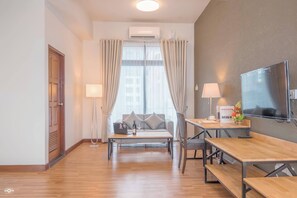 Premier Room, Balcony, City View | Interior - Yankin Heights Hotel (Yangon)