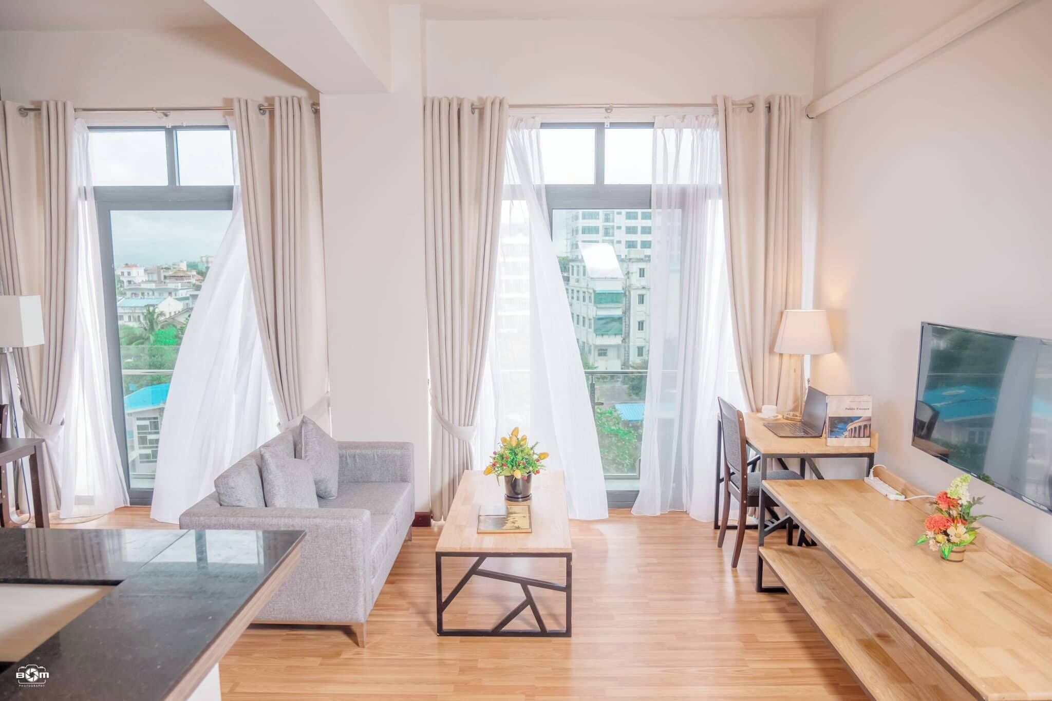 Habitación Premier, balcón, vista a la ciudad | Área de sala de estar