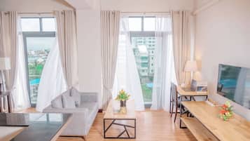 Habitación Premier, balcón, vista a la ciudad | Área de sala de estar