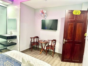 Luxury Double Room | Desk, laptop workspace, free WiFi - Nam Anh Love Hotel (Quan Phu Nhuan)