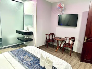 Kamar Double Mewah | Meja kerja, ruang kerja ramah laptop, dan Wi-Fi gratis