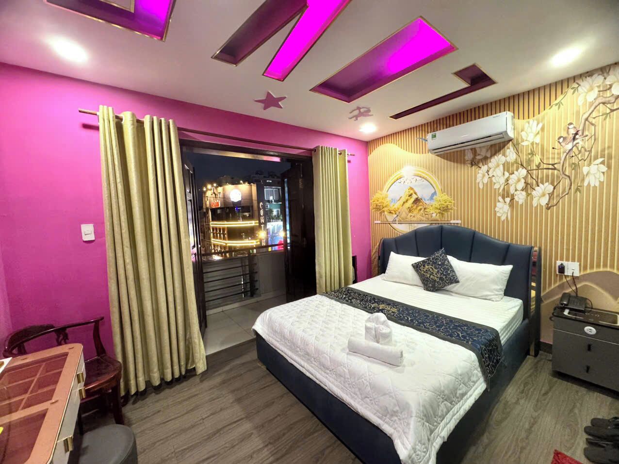 Desk, laptop workspace, free WiFi