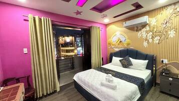 Desk, laptop workspace, free WiFi