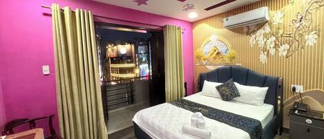 Desk, laptop workspace, free WiFi