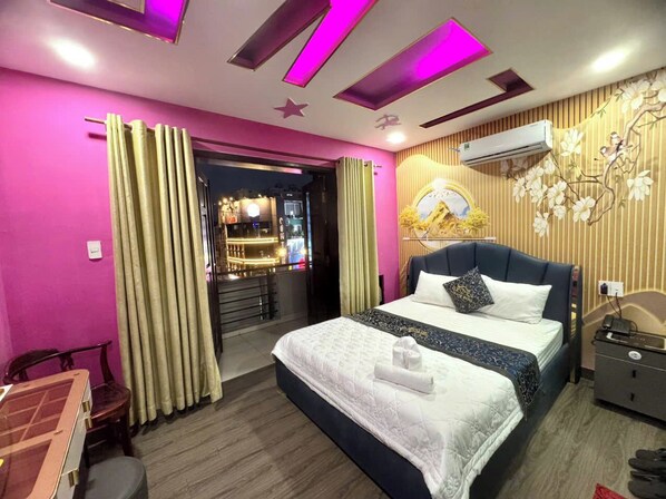 Meja kerja, ruang kerja ramah laptop, dan Wi-Fi gratis