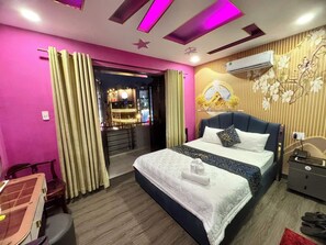 Meja kerja, ruang kerja ramah laptop, dan Wi-Fi gratis