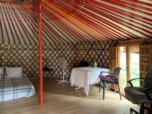 1 bedroom, iron/ironing board, free WiFi, bed sheets - Charming yurt in a natural park (Madrid)