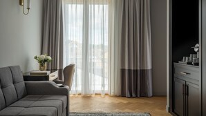 A modern living room with a sofa, a side table with a vase, and a cabinet. - Beau-Rivage Nyon (Nyon)