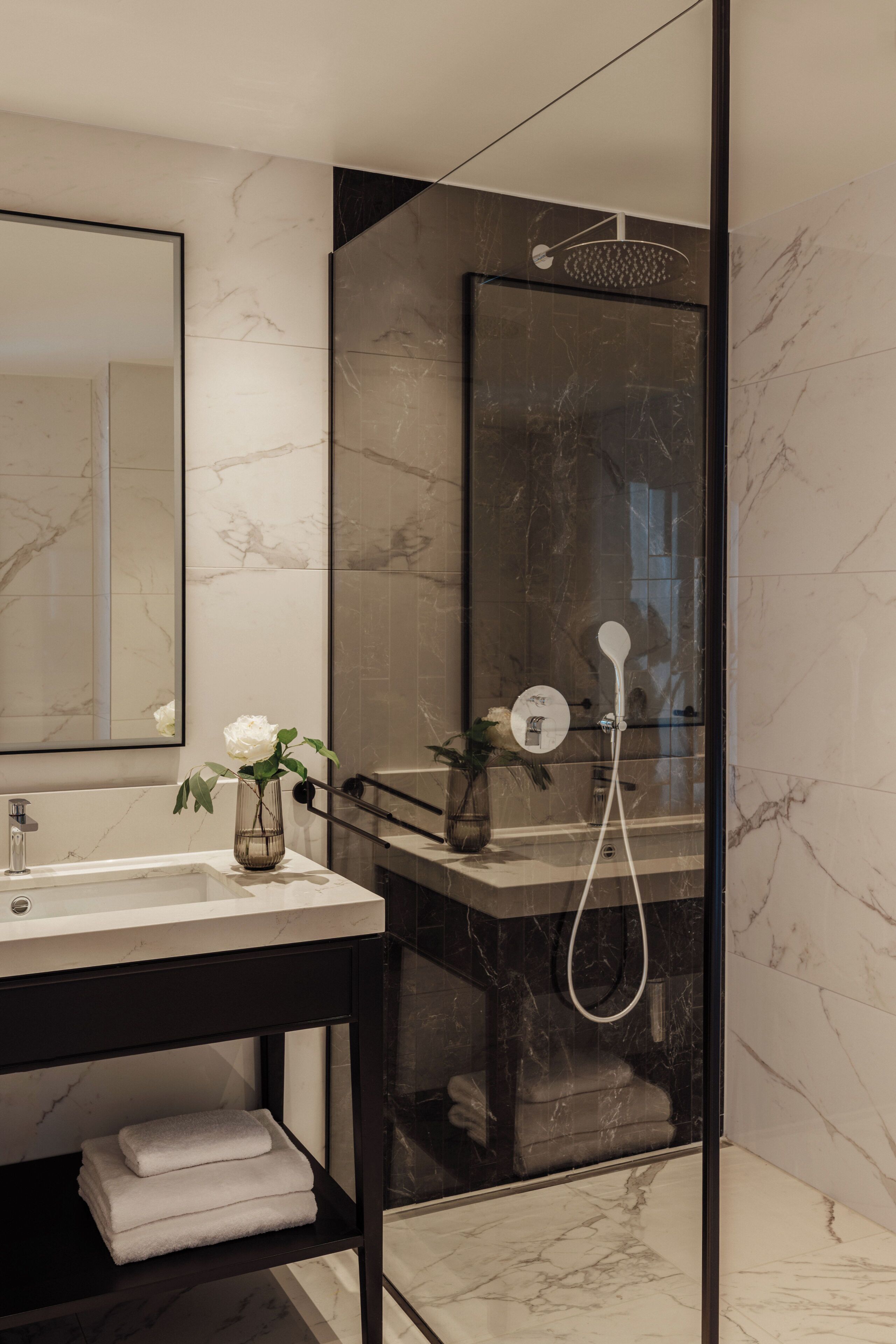 Suíte superluxo, sacada, vista para o lago | Banheiro | Secador de cabelo, toalhas de banho, sabonete, shampoo