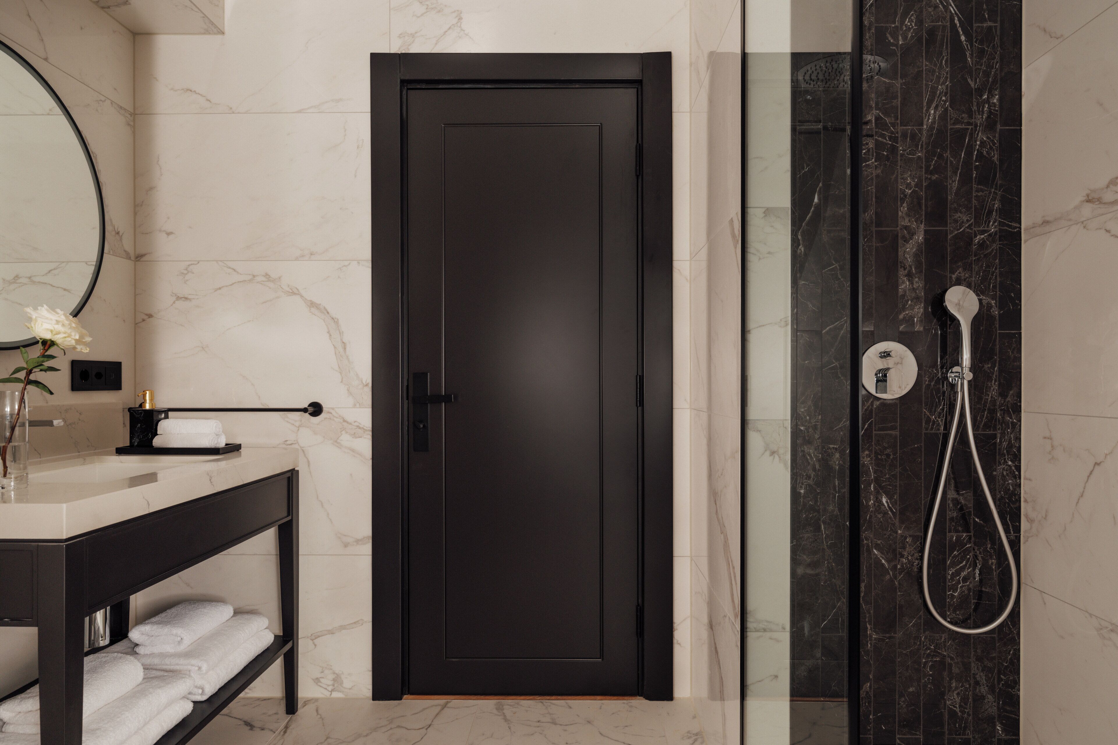 Chambre Double Junior, vue ville | Salle de bain | Sèche-cheveux, serviettes fournies, savon, shampoing