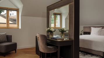 Chambre Double Junior, vue ville | Mini-bar avec articles gratuits, coffres-forts dans les chambres, bureau