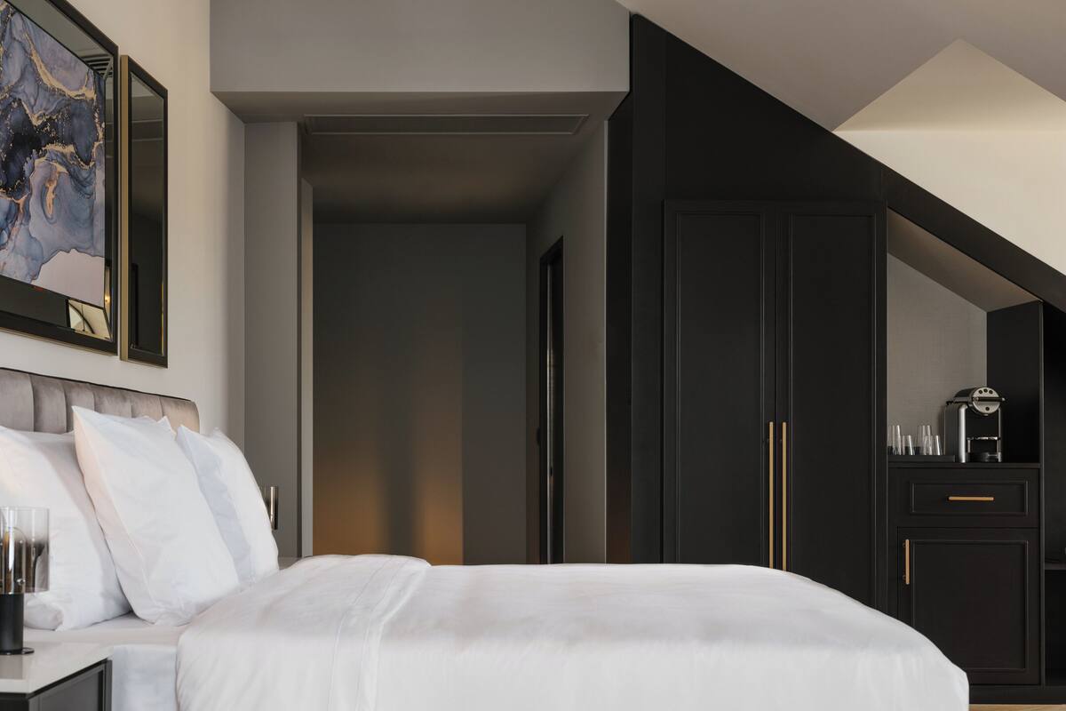 Phòng Suite Premium, quang cảnh hồ | Két bảo mật tại phòng, màn/rèm cản sáng
