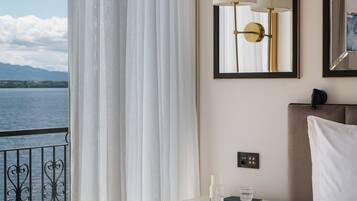 Suite de lujo, balcón, vistas al lago | Minibar (con algunos artículos gratuitos), caja fuerte, escritorio