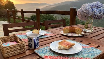 House, 2 Bedrooms, Mountain View | Outdoor dining