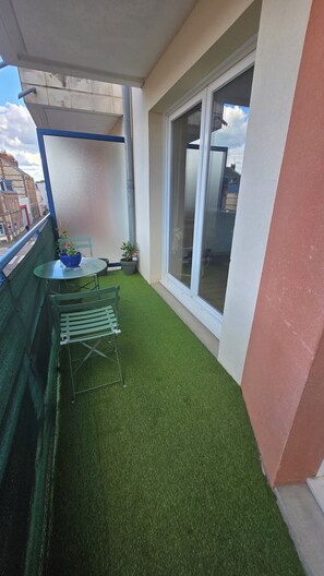 Outdoor dining - Le Majolique, Pretty & Cozy Apartment with Parking (Rouen)