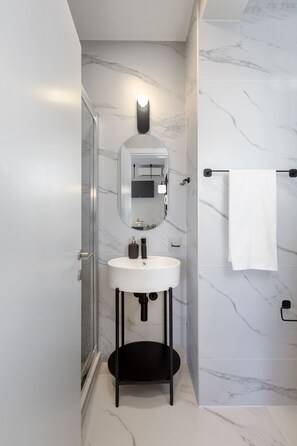 Shower, hair dryer, towels, soap - Halia - Cozy 1-bedroom apartment in the center of Volos with view! (Volos)