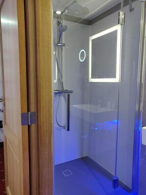 Standard Double Room | Bathroom | Shower, towels, soap, shampoo - Hotel Eikenhof (Aalter)