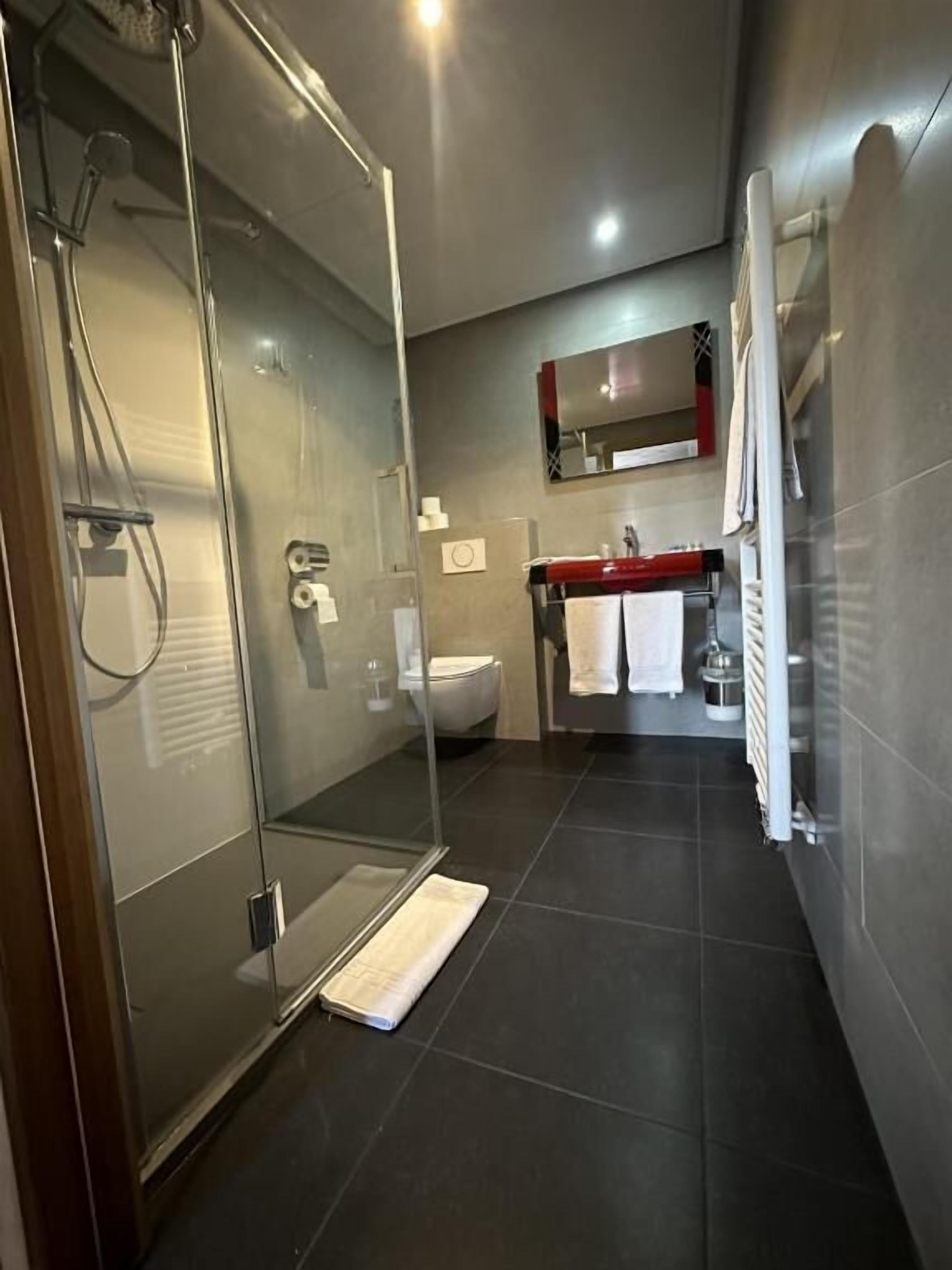 Badkamer | Een douche, handdoeken, zeep, shampoo