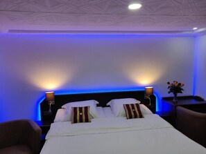 In-room safe, desk, laptop workspace, free WiFi - Hotel Eikenhof (Aalter)