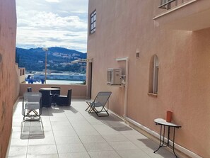 Outdoor dining - T2 45 m² with 51 m² terrace and private parking, 7 nights minimum (Port-Vendres)